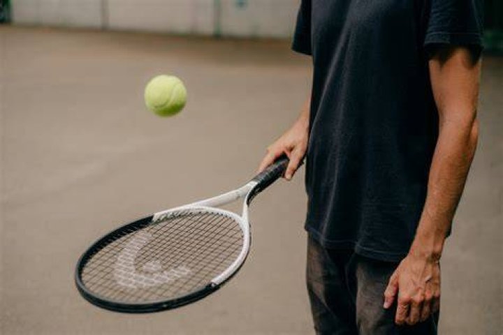 Do tennis balls need to be pressurized?