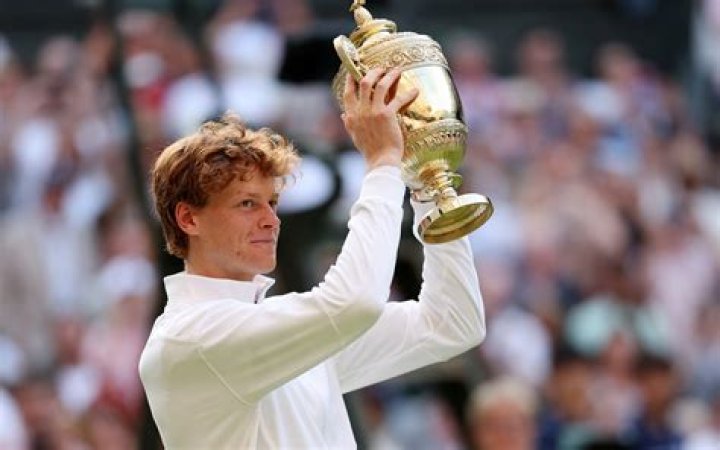 Do winners get to keep Wimbledon trophy?