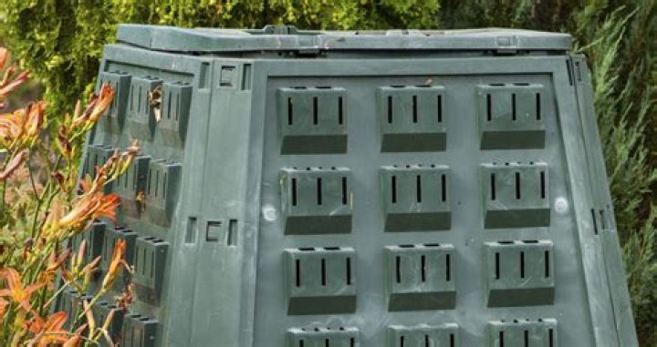 Does a compost bin need air holes?