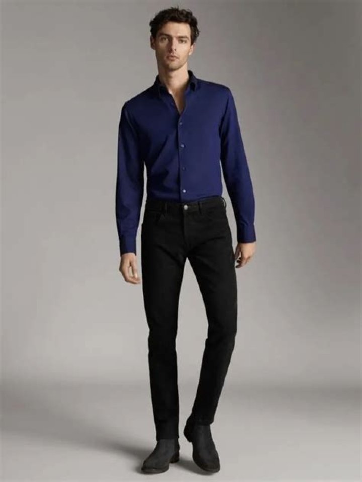 Does blue shirt go with black jeans?