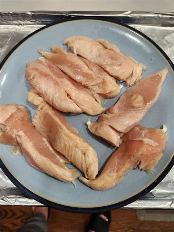 Does chicken smell after defrosting?
