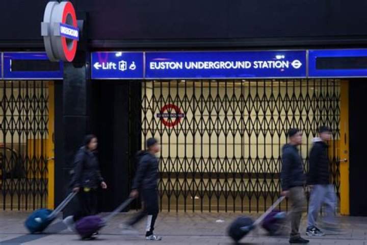 Does Euston Underground have lifts?