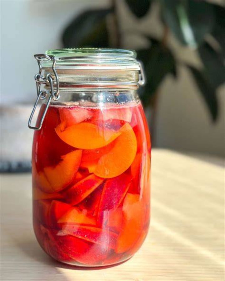 Does fermenting fruit produce methanol?