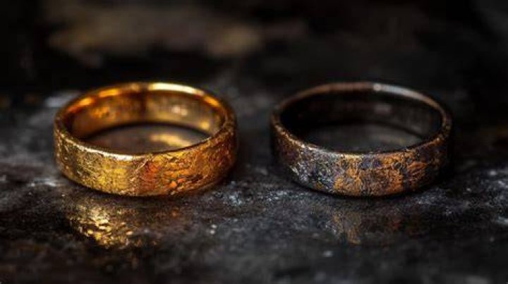 Does gold turn brown?