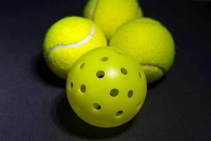Does pickleball burn more calories than tennis?