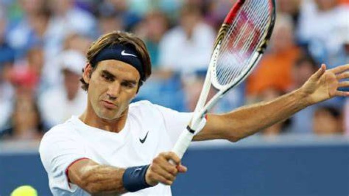 Does Roger Federer have a one handed backhand?