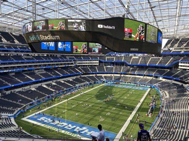 Does SoFi stadium have air conditioning?