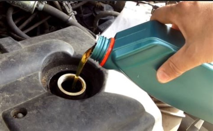 Does synthetic oil clean sludge?