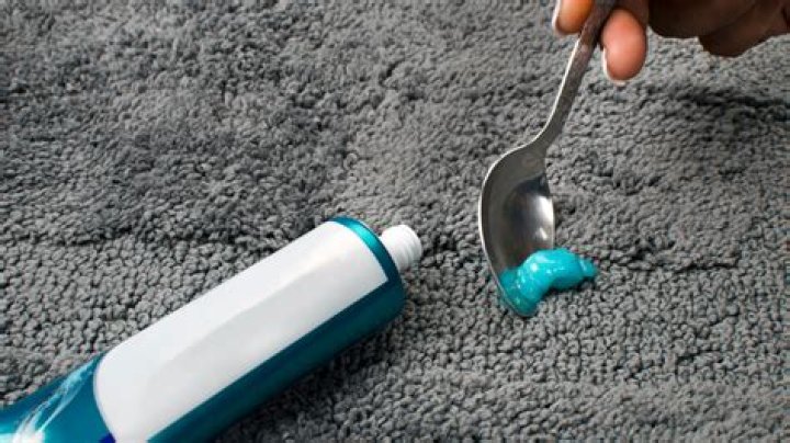 Does toothpaste remove rust?