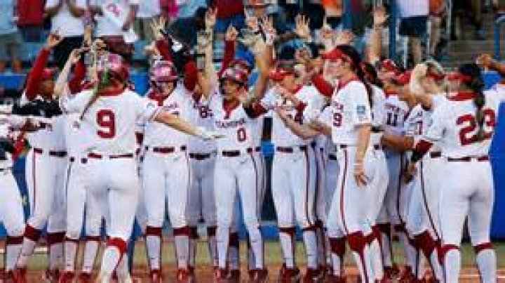Does University of Chicago have a softball team?