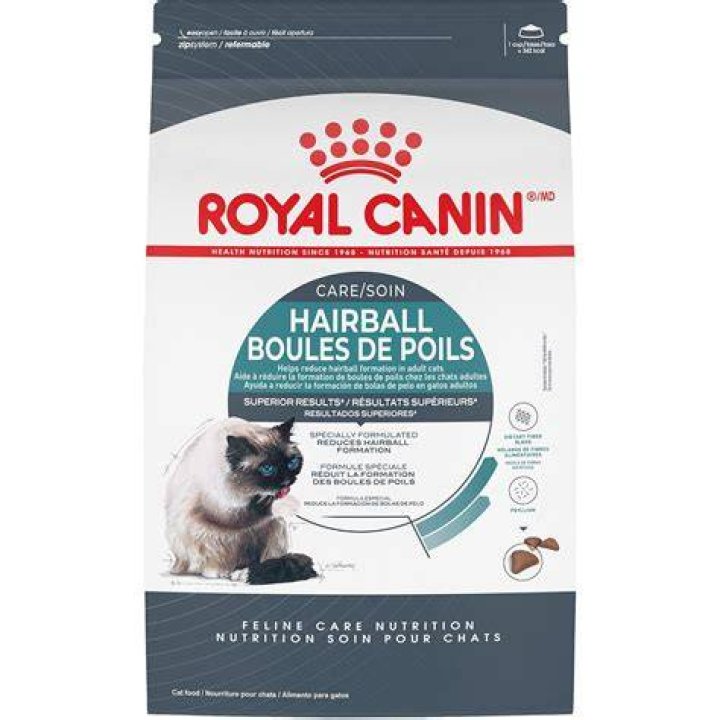 Does wet food help with hairballs?