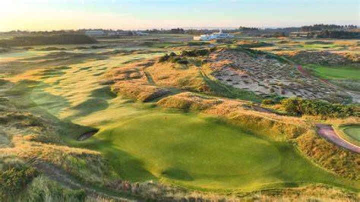 How are holes ranked on a golf course?