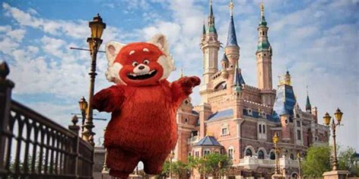 How big is Ming's panda in Turning Red?