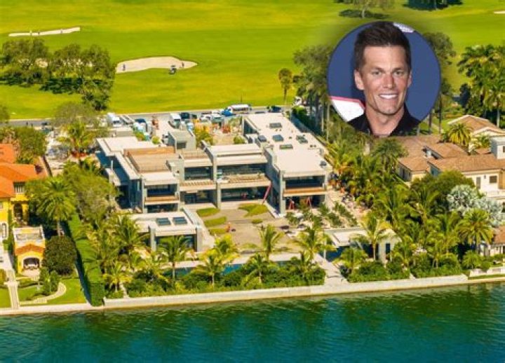 How big is Tom Brady's house?