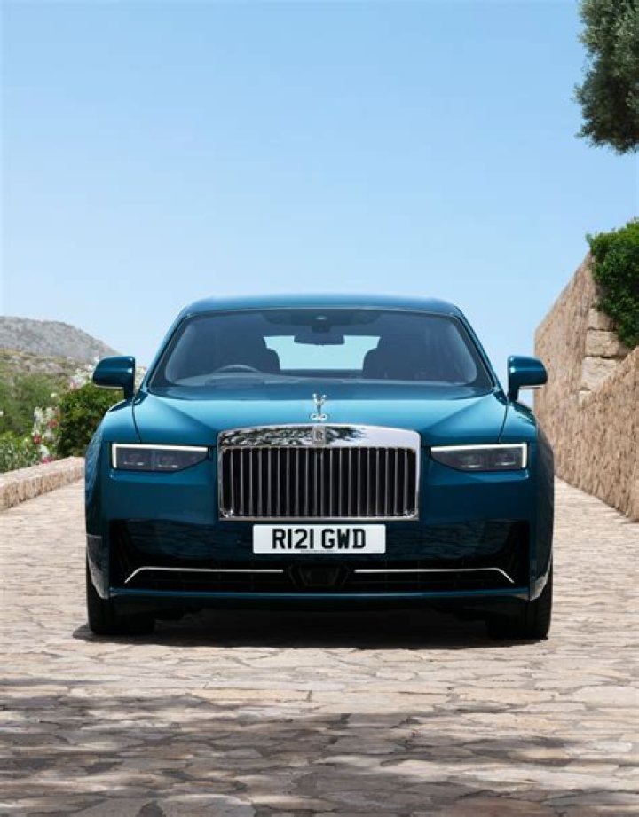How can you tell the difference between a Rolls Royce Ghost and a Phantom?