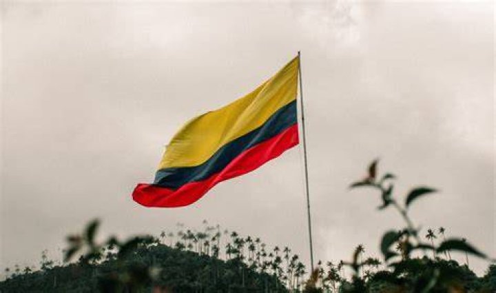 How do Colombians say beautiful?