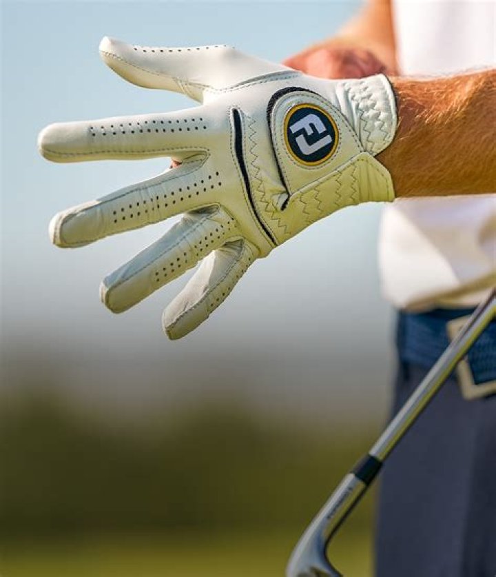 How do I choose a golf glove?