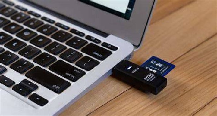 How do I open a SDHC card on my laptop?