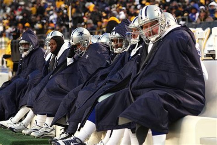 How do NFL players stay warm in extreme cold?