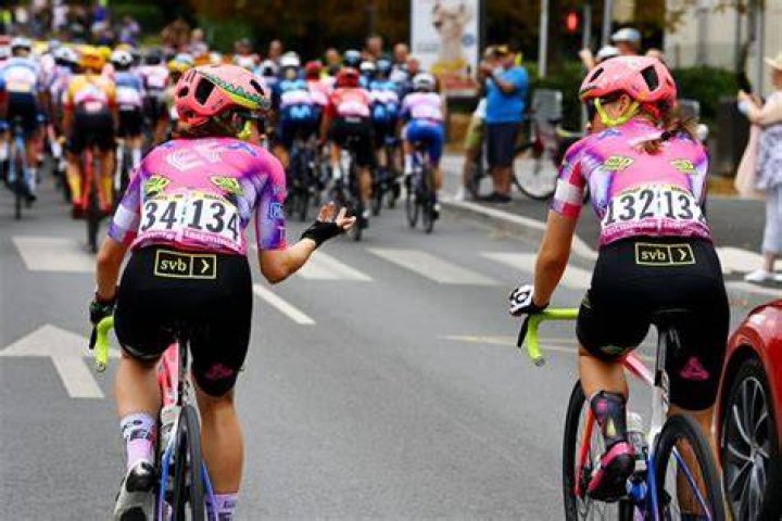 How do professional female cyclists pee?
