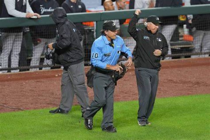 How do you become a college baseball umpire?