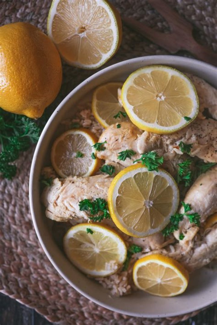 How do you clean chicken with lemon juice?