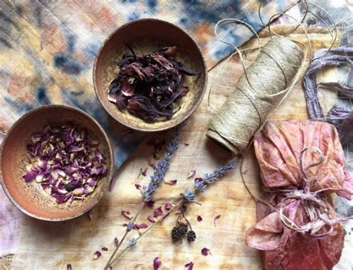 How do you make natural ink at home?