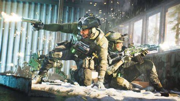 How do you play with friends on Battlefield 2042?