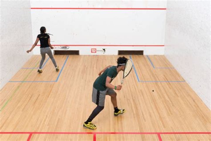 How do you score a squash game?
