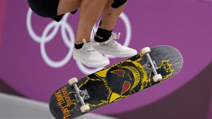 How do you skateboard in 2K22?