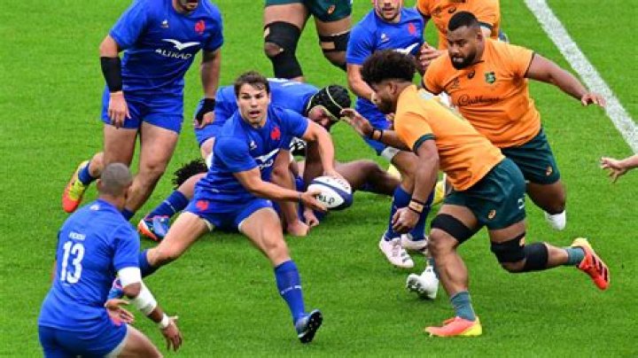 How does a match start in rugby?
