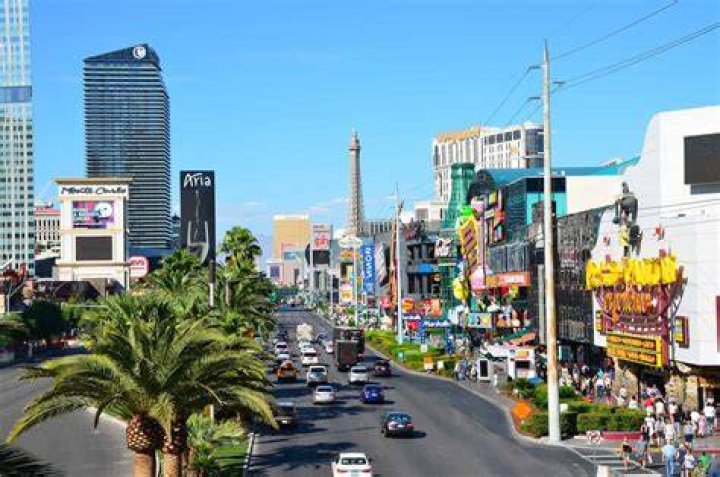 How does Vegas set their lines?