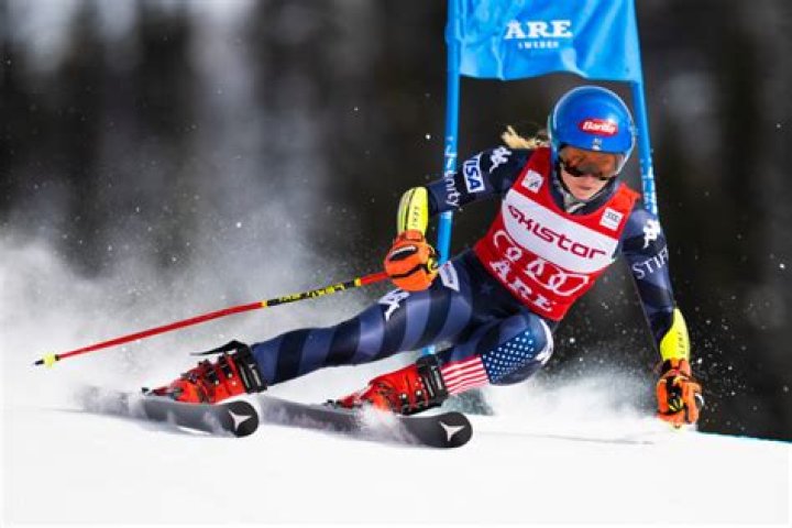 How fast do giant slalom skiers go?