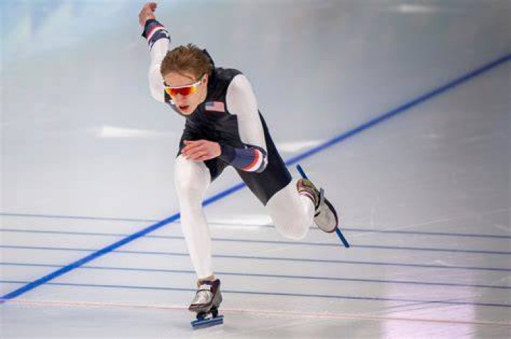 How fast do male speed skaters go?