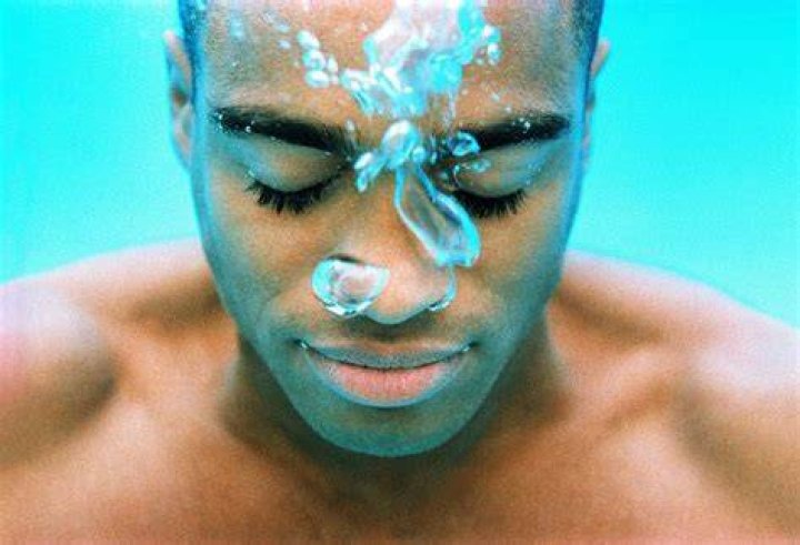 How long can the average person hold their breath?