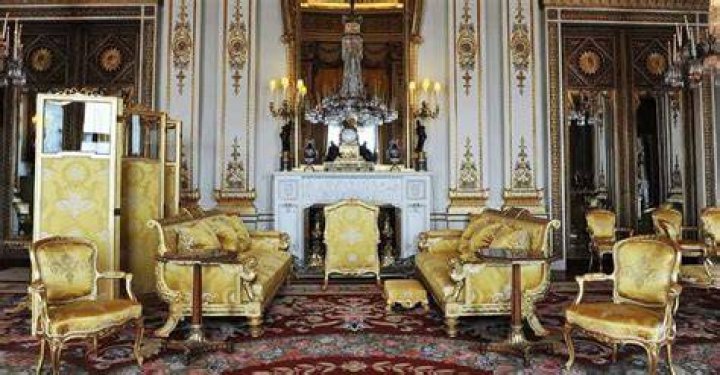 How many bedrooms does Buckingham Palace have?