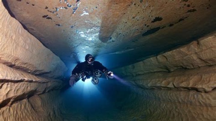 How many cave divers are there in the world?