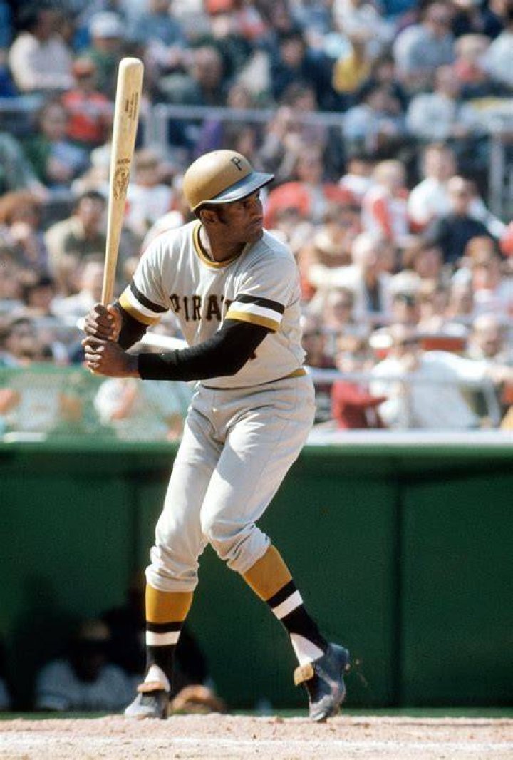 How many Gold Glove awards did Roberto Clemente earn in a row?