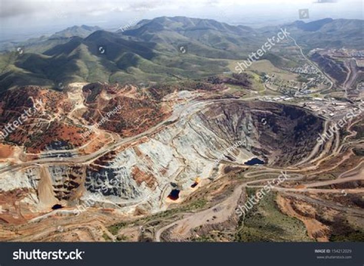 How many open pit mines are in Arizona?