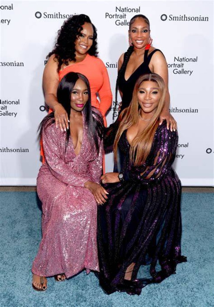 How many siblings do Venus and Serena Williams have?