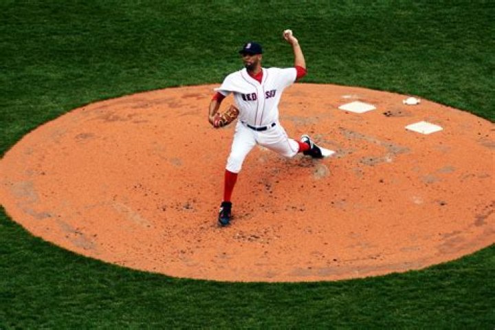 How many starts does a MLB pitcher get in a season?