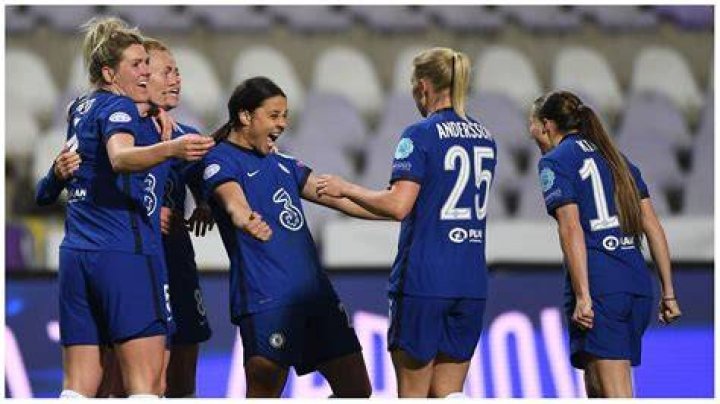 How many teams are in the women's Super league?