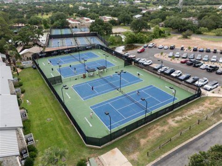 How many tennis courts are in Houston?