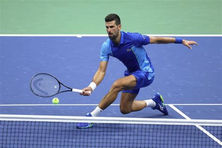 How many times does Djokovic bounce the ball before a serve?