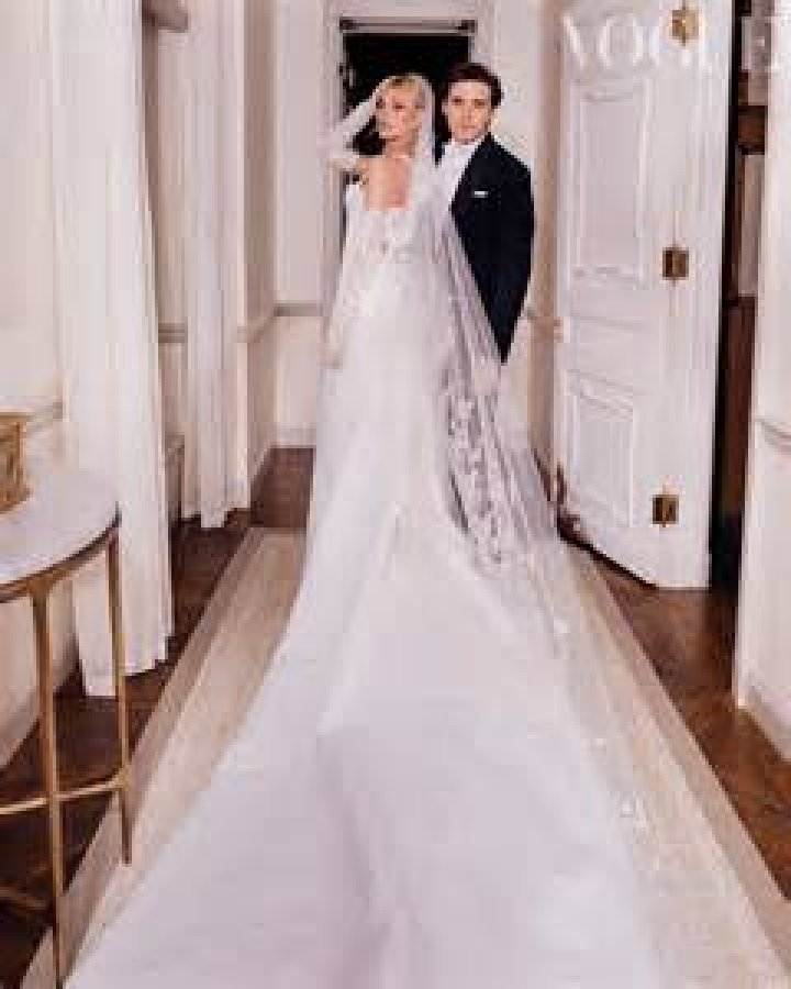 How many wedding dresses did Jess Wright have?