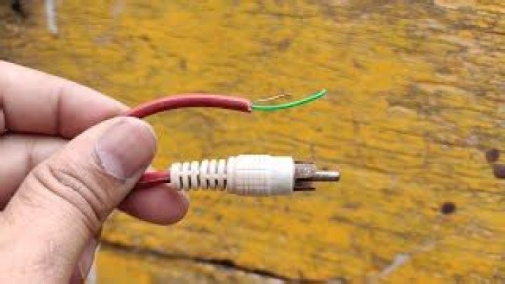 How many wires does an RCA cable have?