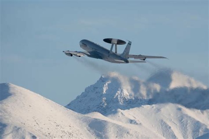 How much do F-22 pilots get paid?
