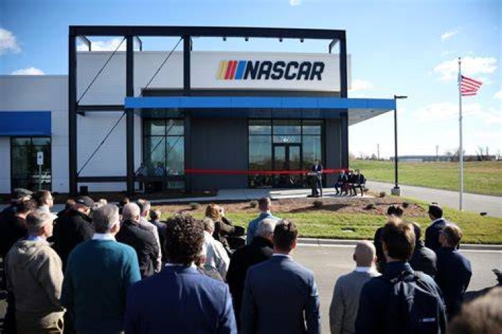 How much do NASCAR drivers earn per race?