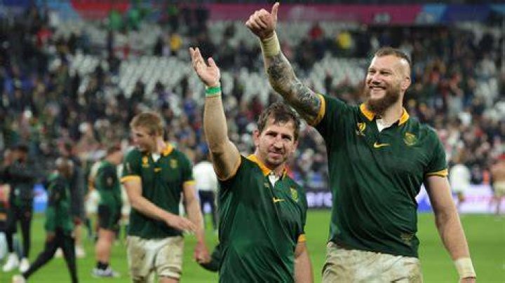 How much does a male rugby player earn?