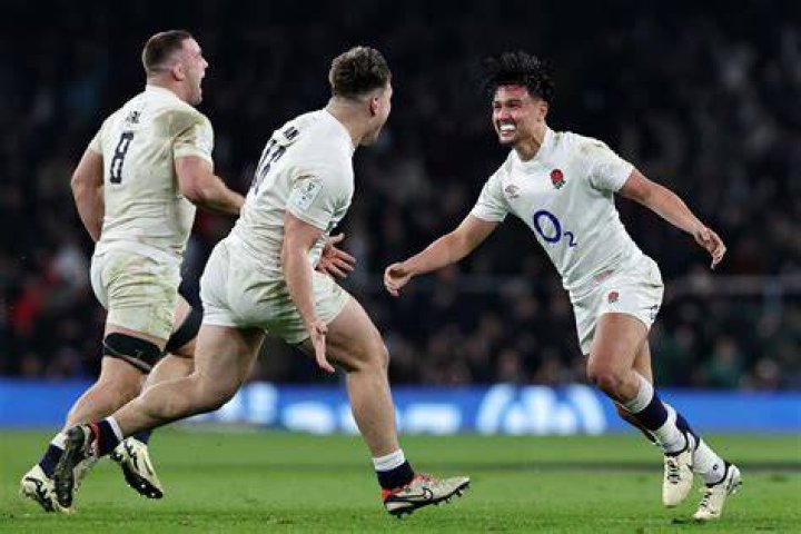 How much does Marcus Smith earn rugby?